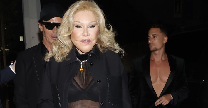 Eine sehr stark operierte Frau mit blonden Haaren
