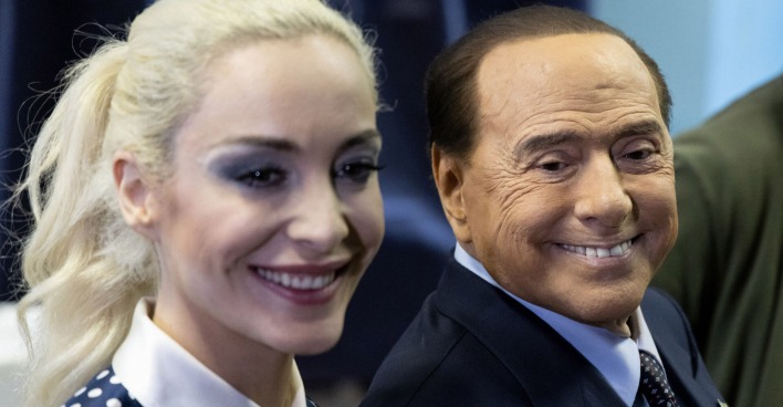 Der verstorbene Silvio Berlusconi mit einer platinblond gefärbten viel jüngeren Frau