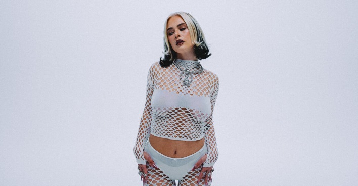 Mathea im weißen Netz-Outfit