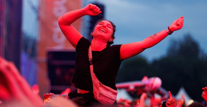 Eine Besucherin während eines Konzertes von Sänger Umberto Tozzi auf der Festbühne des 39. Donauinselfestes