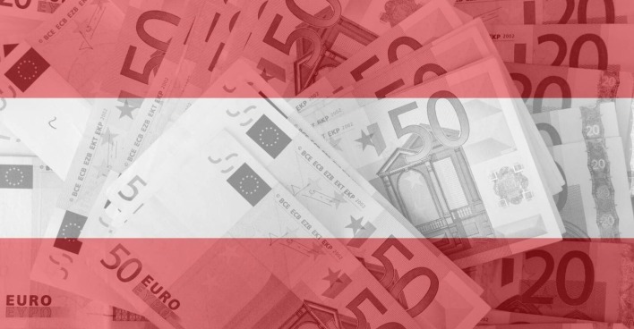 Österreichische Flagge mit Geldscheinen hinterlegt