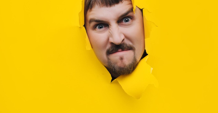 Gesicht in gelber Leinwand