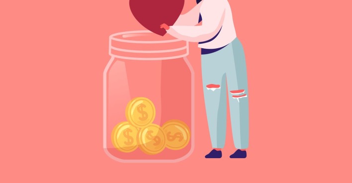 Frau mit Herz und Geld in einem Glas