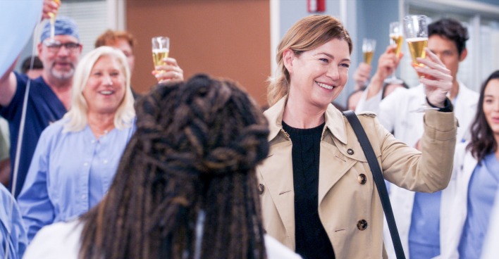 Meredith Grey aus der Serie Greys Anatomy mit einem Sektglas in der Hand