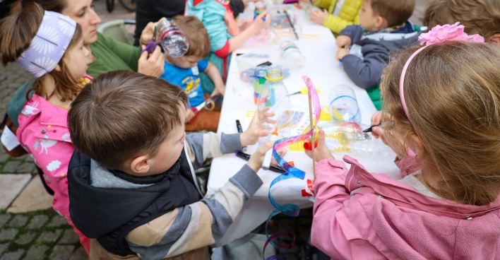 Kinder beim Basteln am Tisch