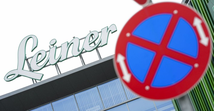 Parkverbotsschild mit Leiner-Schriftzug im Hintergrund