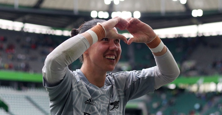 Arsenal-Torfrau Manuela Zinsberger formt mit ihren Händen ein Herz
