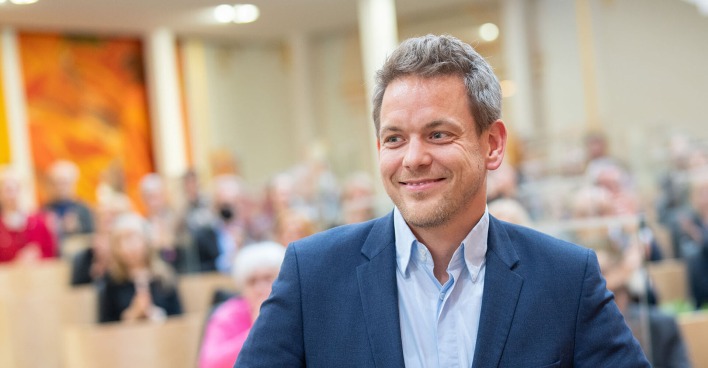 ORF-Journalist Martin Thür im Rahmen einer Preisverleihung im Parlament