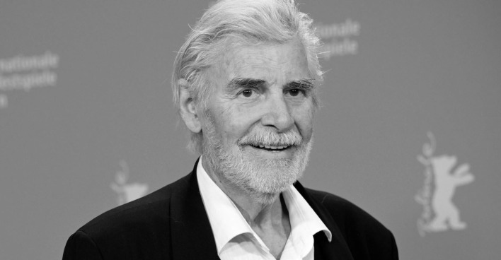 Schwarz weiß Bild des verstorbenen Schauspielers Peter Simonischek