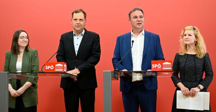 Julia Herr, Philipp Kucher, Parteichef Andreas Babler und Eva-Maria Holzleitner bei einer Pressekonferenz im Parlament
