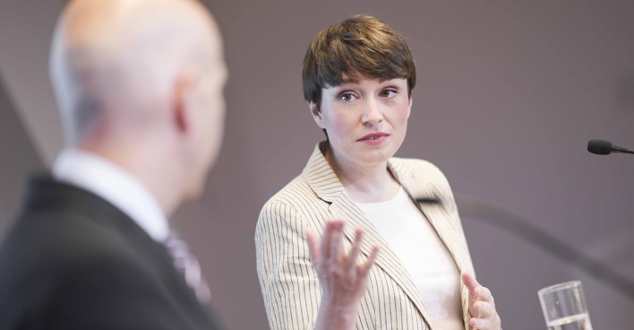 Arbeitsminister Martin Kocher (ÖVP) und Klubobfrau Sigrid Maurer (Grüne) im Rahmen einer Pressekonferenz