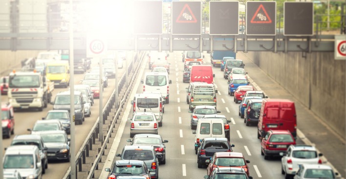 Autos stehen auf einer Autobahn im Stau