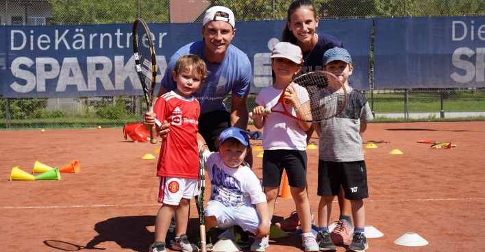 Julia und Tobias Speiser mit Kindern auf dem Tennisplatz