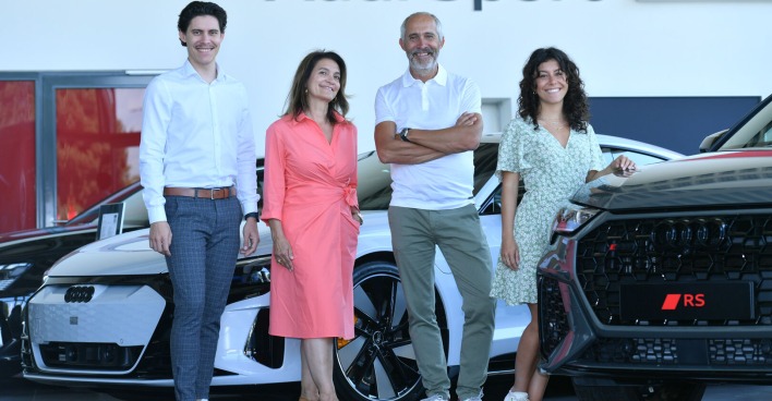 Vier Mitglieder der Familie Krainer vor mehreren Audi Sport-Modellen
