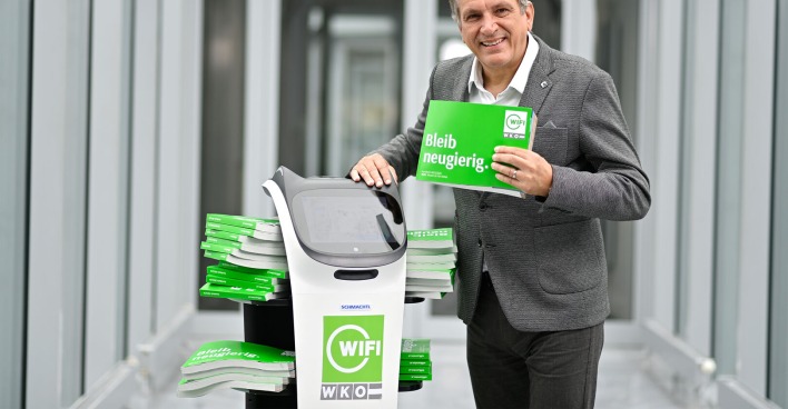 Andreas Görgei mit dem neuen WIFI-Kursbuch