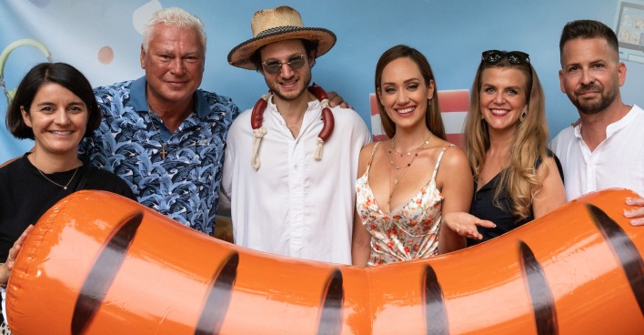 Jury und Moderatorin des Amazon-Grillfest mit einer Plastikwurst | Credit: Maximilian Lottmann
