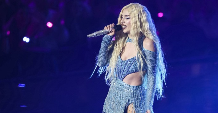 Ava Max performt im Glitzer-Outfit auf der Bühne.