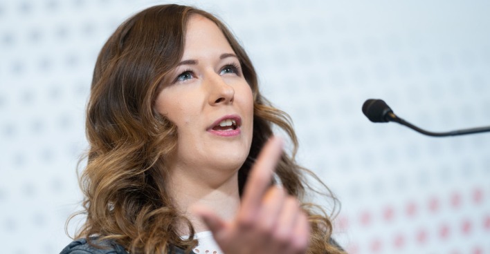 Porträt von Staatsekretärin Plakolm