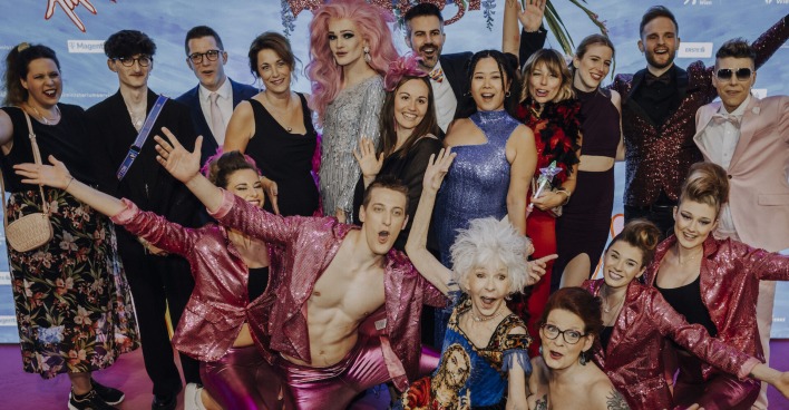 Promis beim Diversity Ball 2023 strecken die Hände  | Credit: Christine Miess