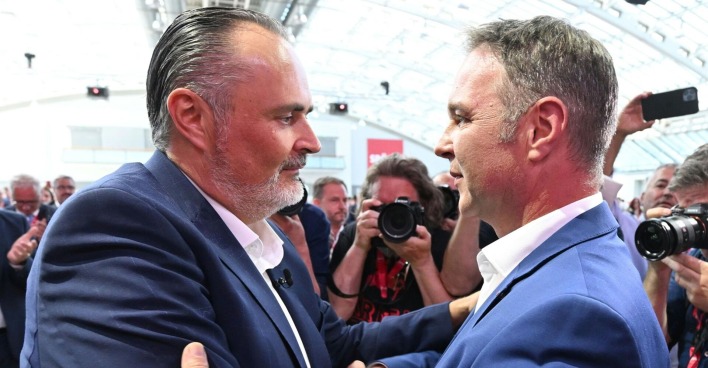 Doskozil und Babler beim Handshake vor den Kameras am Parteitag der SPÖ.