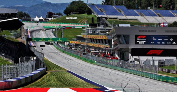 Die Rennstrecke in Spielberg, dahinter die noch leeren Tribünen