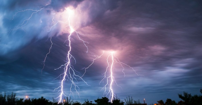 Gewitter mit zwei Blitzen und dunklem Himmel.