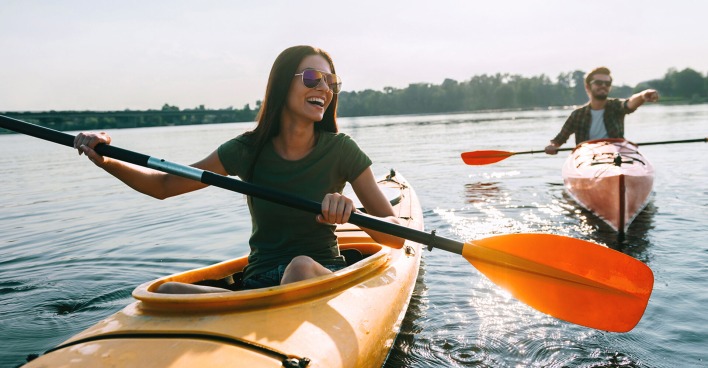 Frau und Mann fahren Kajak am Millstätter See | Credit: iStock.com/g-stockstudio