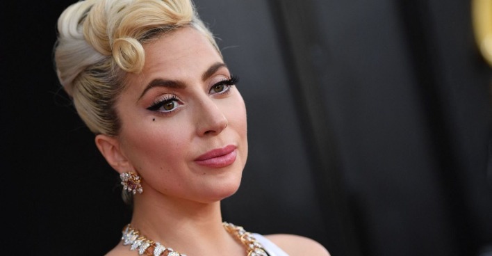 Lady Gaga bei einer Gala im Halbporträt. Sie ist stark geschminkt und hat die Haare hochgesteckt