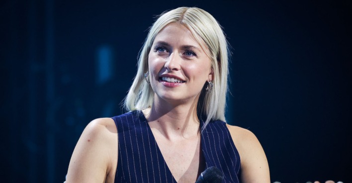 Lena Gercke in einer Veranstaltung auf der Bühne.