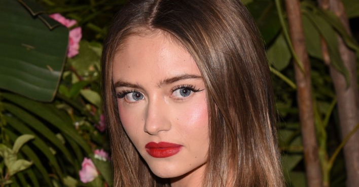 Leni Klum mit rotem Lippenstift in Großaufnahme bei einem offiziellen Event