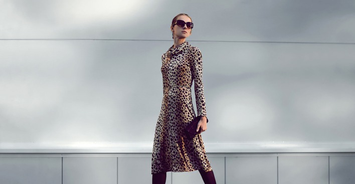 Frau mit Leopardenprint Kleid | Credit: iStock.com/Guasor