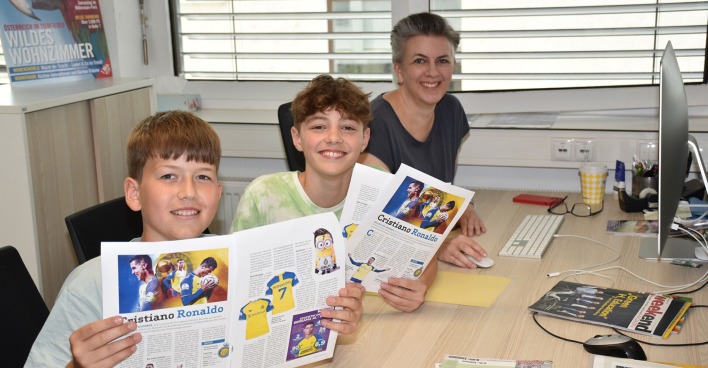 Marcel Willi (li.) und Max Herda von der ÖKO Mittelschule Mäder und Weekend-Grafikerin Claudia Weiß.