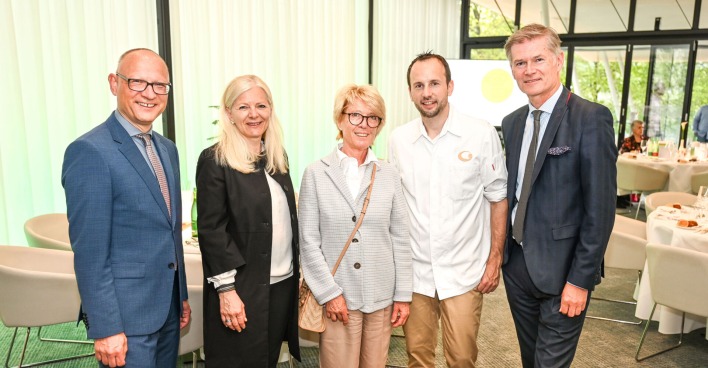 Stefan Moosbrugger (Falstaff), Michaela Wagner-Braito (GF Lebenshilfe Vlbg.), Adriane Feuerstein (Präs. Lebenshilfe Vlbg.), Haubenkoch Stefan Lenz (Falstaff), Casino Dir. Bernhard Moosbrugger