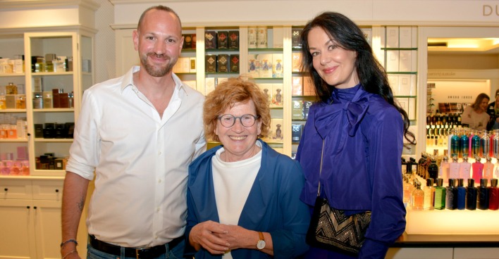 Geschäftsführer Georg Oelschlägel und Marketingleiterin Claudia Scheiber-Daublebsky von Nägele &amp; Strubell mit Stadträtin Marie-Louise Hinterauer (m.)