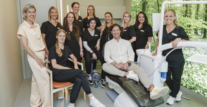 Dr. Martin von Sontagh hat sich mit seinem Team gut in seiner neuen Zahnarztpraxis in Lustenau eingelebt.