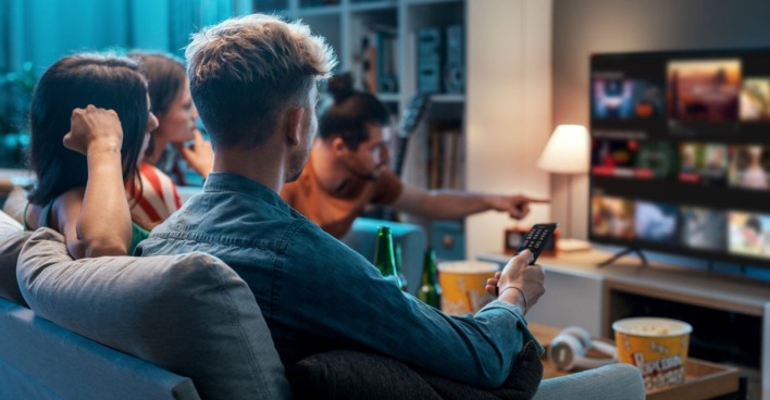 Freunde schauen zusammen Netflix | Credit: iStock.com/demaerre