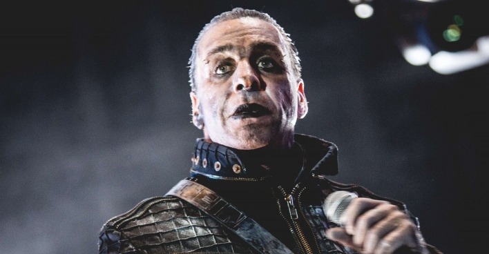 Rammstein-Sänger Till Lindemann in Großaufnahme während eines Auftritts.