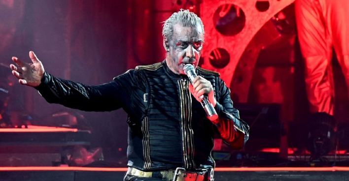 Frontsänger Till Lindemann während eines Auftritts der Band Rammstein.