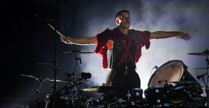 Schlagzeuger Christoph Schneiderhinter seinem Drum-Set während einer Show
