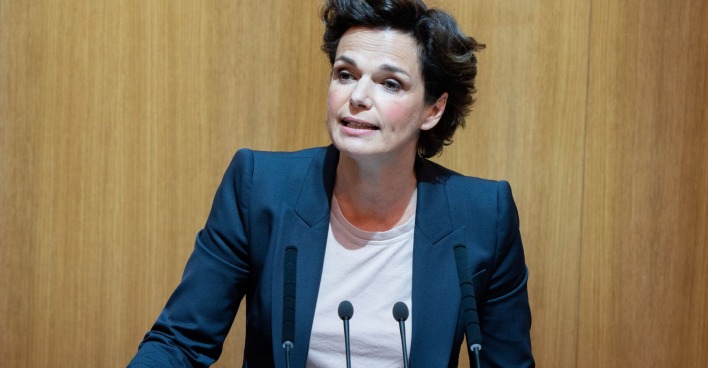 Pamela-Rendi Wagner am Rednerpult des Parlaments