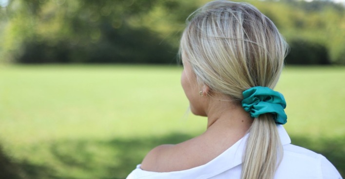 Frau mit buntem Haargummi | Credit: iStock.com/TanyaPh