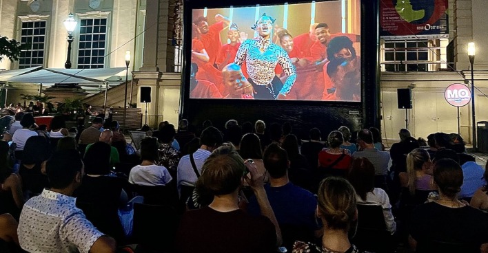Zuschauer im frameout-Sommerkino im Museumsquartier | credit: frameout