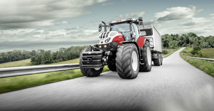 Steyr Traktor auf Straße