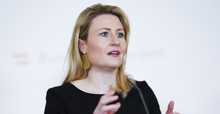 Susanne Raab in Großaufnahme bei einer Pressekonferenz