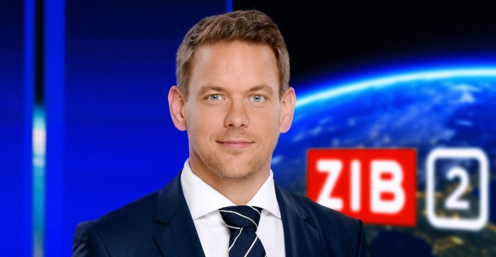 Martin Thür im Porträt vor dem Hintergrund des ZIB2-Studios