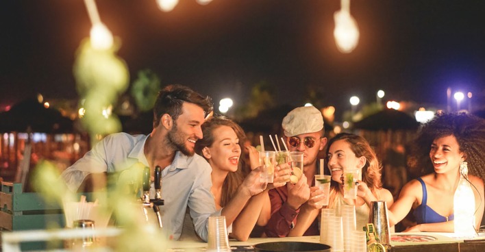 Freunde sitzen an der Bar | Credit: iStock.com/DisobeyArt