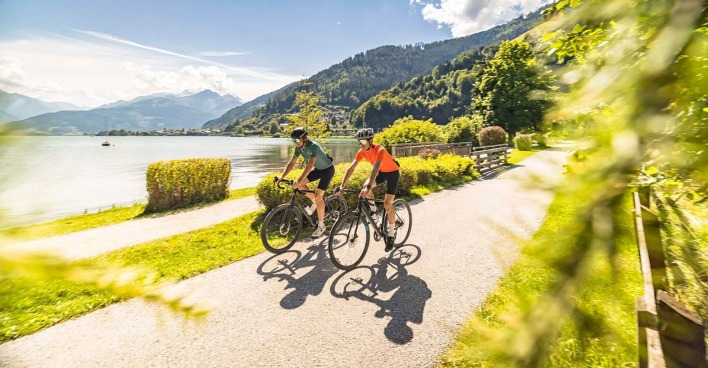 Frau und Mann unterwegs auf dem Fahrrad entlang des Fuschlsees | Credit: SalzburgerLand Tourimus/Andreas Meyer