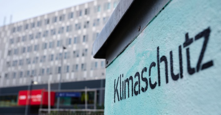 Ein Schild mit Klimaschutz vor dem Westbahnhof.