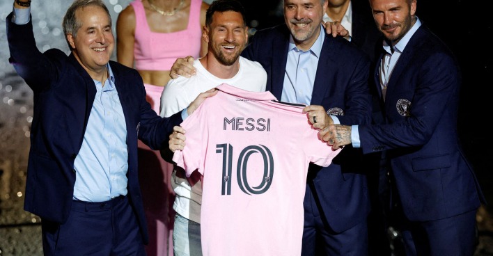 Lionel Messi wird von der Clubführung von Inter Miami im Heimstadion des Vereins sein neues Trikot übergeben