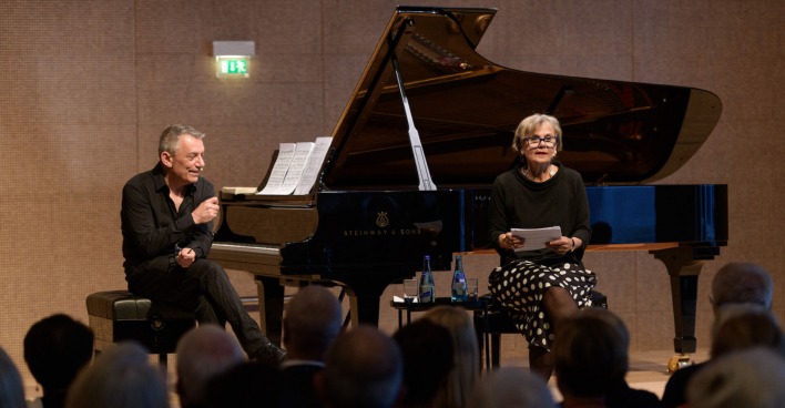 toninton: Pianist Marino Formenti Musikjournalistin Renate Burtscher